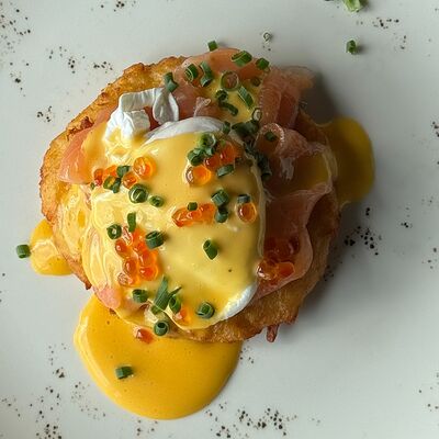 Хашбраун с лососем, яйцом пашот, красной икрой и голландским соусом в MeatBarrique по цене 1100 ₽
