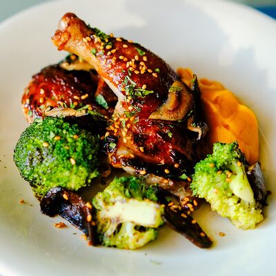 Цыплёнок корнишон в глазури с кремом из корнеплодов в Пена Дней по цене 36 р.