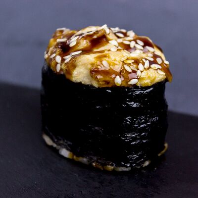 Гункан с курицей запеченный в SushiShark по цене 150 ₽