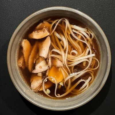 Куриный бульон с лапшой и перепелиным яйцомв Нобель по цене 230 ₽