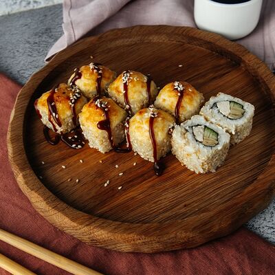 Запеченный ролл Везувий в Суши-Маркет по цене 350 ₽