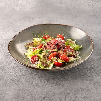 Салат с ростбифом и печеным перцем в Сибирская Корона по цене 639 ₽