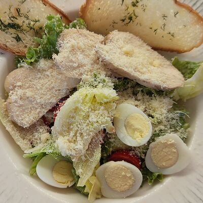 Микс-салат с курицей по-римски в Эник Беник по цене 660 ₽