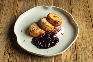 Сырники с домашним вареньем из жимолости в Touché по цене 900 ₽