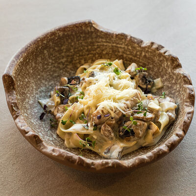 Паста с грибами и с курицей в Венеция по цене 660 ₽