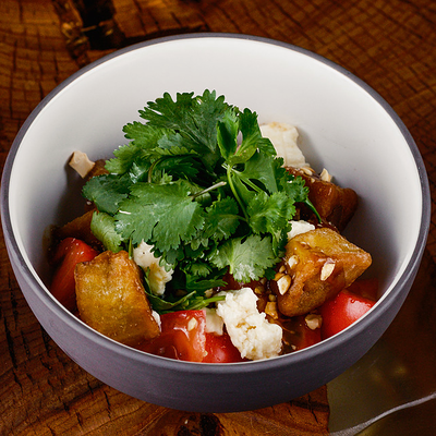 С хрустящими баклажанами, томатом, кинзой в Съели Сумели по цене 860 ₽