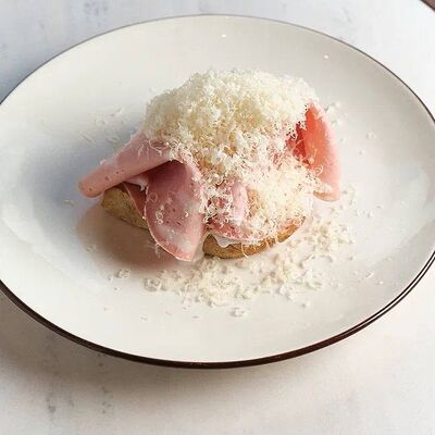 Тост с мортаделлой, козьим сыром, томатным джемом и яйцом в Лицей по цене 890 ₽