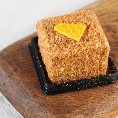 Пирожное Медовик-кубв Эклер по цене 190 ₽