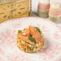 Оливье с форелью горячего копчения, яблоком и красным луком в Оливье