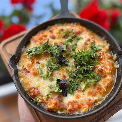 Яичница с помидорами на сливочном маслев Катэ кафе теплое местечко по цене 630 ₽