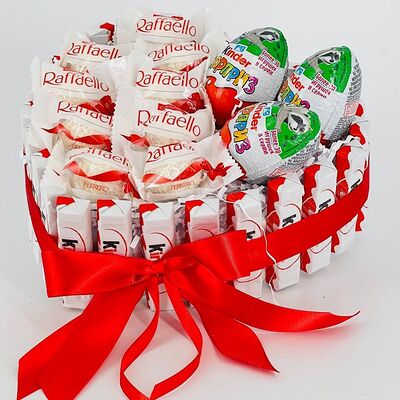 Сердце из киндер шоколада с конфетами Raffaelloв Дарите красиво по цене 4999 ₽