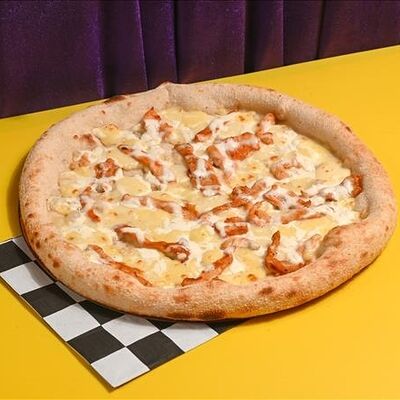 Пицца Сливочная с курицей в Cheesemania по цене 560 ₽