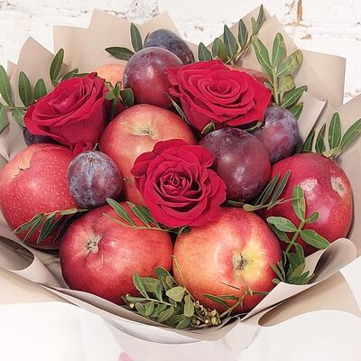 Фруктовый букет с яблоками и сливами в Buketonline - Съедобные букеты и клубника в шоколаде по цене 3289 ₽