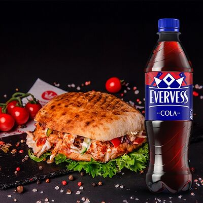 Берлинский денер с курицей и Evervess Cola в SHAWARMA HOUSE по цене 700 ₽