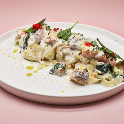 Феттучини с лососемв Еще одна кондитерская Академик по цене 940 ₽