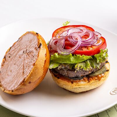 Бургер из говядины в М2 Органик Клуб Зиларт по цене 1590 ₽