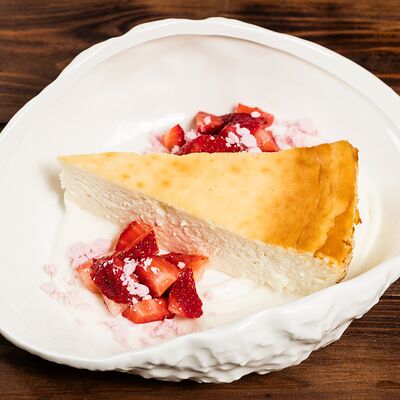 Чизкейк Сан-Себастьян, сливочный соус, свежая клубника в Трактир Колесо по цене 561 ₽