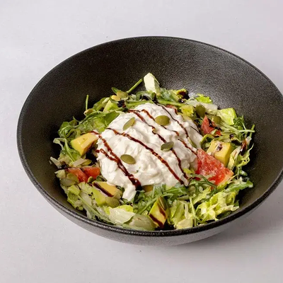 Салат с томатами и страчателлой в Мидийный дом по цене 828 ₽