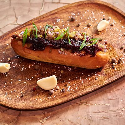 Хот-дог с рваной говядиной и соусом арабьята в Chipock Premium по цене 650 ₽