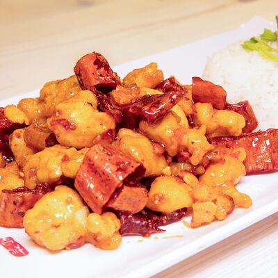 Курица с перцем чили и рис в Китайский фонарик по цене 680 ₽