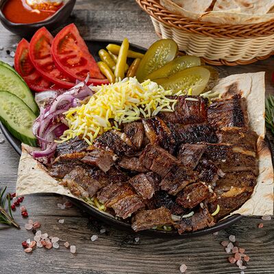 Шаурма с говядиной на тарелке с рисом в Istanbul StreetFood по цене 830 ₽