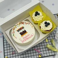 Бенто-торт и капкейки с тортиком на день рождения в Cosmo Сakery