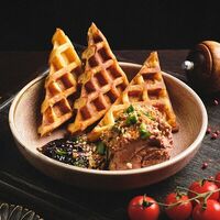 Паштет из куриной печени с картофельными вафлями в Лёвен