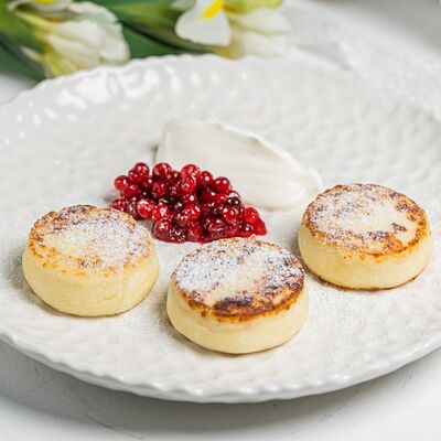 Сырники со сметаной и моченой брусникой в Та самая на Хмельницкого по цене 351 ₽