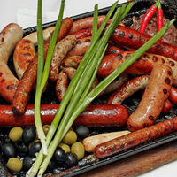 Пара фунтов румяных колбасок на компанию в Будвар