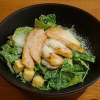 Салат Цезарь с курицей в VinBurger