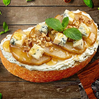 Брускетта с карамельной грушей и сыром Горгонзола в Место Про Тесто