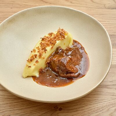 Говяжьи щеки с картофельным пюре в Местные по цене 990 ₽