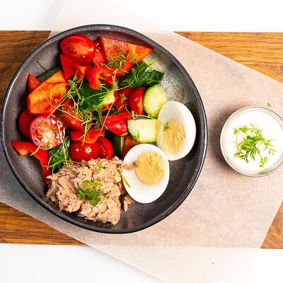 Салат овощной с тунцом в Harats pub по цене 680 ₽