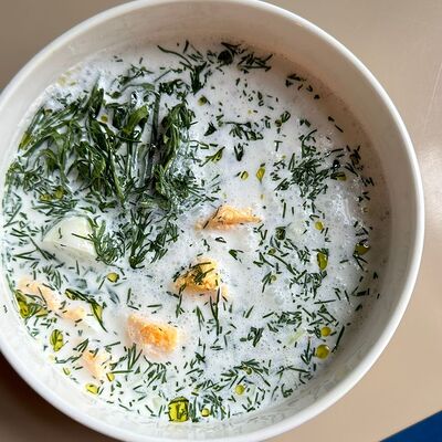 Окрошка с языком со сметанным соусом в Spletnicy cafe по цене 550
