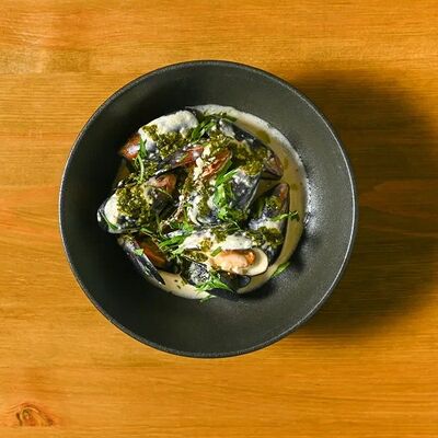 Мидии в соусе из голубого сыра и чимичурри в Lil Brazil по цене 790 ₽