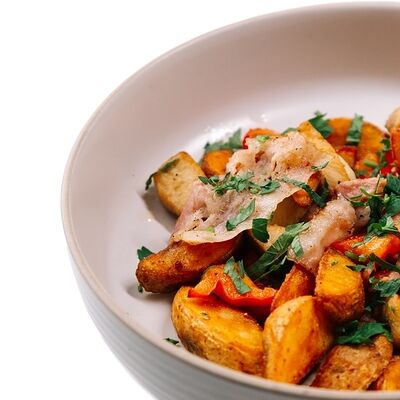 Картофель по-деревенски с курицей и беконом Хаб в Пицца Хаб по цене 506 ₽