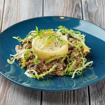 Бефстроганов с картофельным пюре в Кофейня на Остоженке по цене 1030 ₽