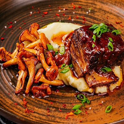 Говяжье ребро с пюре и лисичками в Zames 1 по цене 1450 ₽