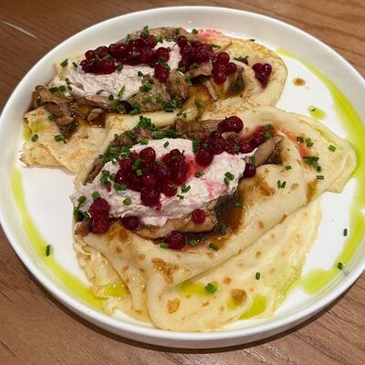 Блинчики с рваной томленой уткой и моченой брусникой в MAYAR по цене 670 ₽