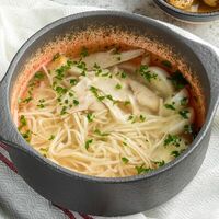 Домашний бульон с лапшой и кусочками цыпленка в Kumpan