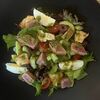 Зелёный салат с тёплым тунцом и каперсами в Ле Марш по цене 850
