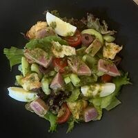 Зелёный салат с тёплым тунцом и каперсами в Ле Марш
