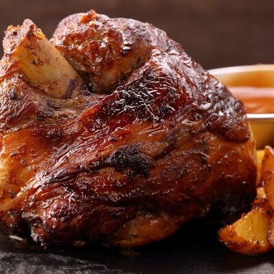 Рулька свиная с картошкой по-деревенски в Раки&Пиво по цене 1400 ₽