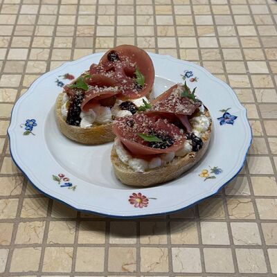 Брускетта с прошутто и грушевым вареньем в Мари по цене 520 ₽