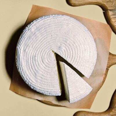 Имеретинский сыр в Хачапури и вино по цене 110 ₽