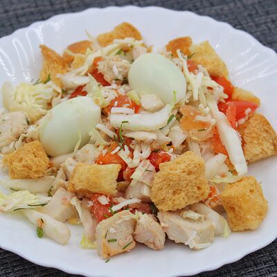 Цезарь с курицей в Чёрный и белый по цене 200 ₽