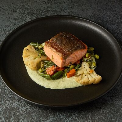 Стейк из форели с овощным соте в Игристые по цене 1090 ₽