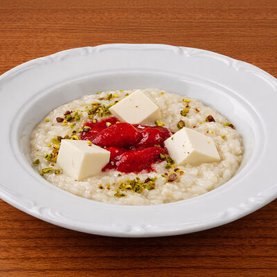 Рисовая каша с клубникой, сливочной панна коттой и фисташками в La Biga по цене 550 ₽