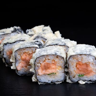 Теплый ролл с лососем в Ньокки по цене 735 ₽