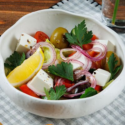 Греческий салат с гигантскими оливками и брынзой в Al dente по цене 685 ₽